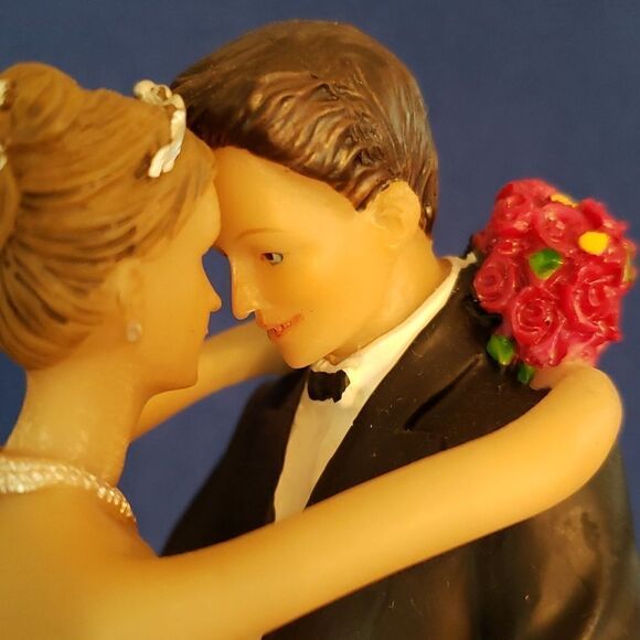 Beautiful Ceramic Bride and Groom Couple Figurine - Picture 9 of 16
